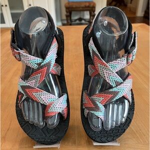 Muk Luk Pastel pink Peggy chevron strappy Sandals women’s size 6 shoes great